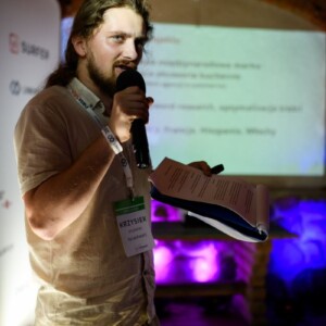 Krzysztof Dylewski presenting at SEO Poland