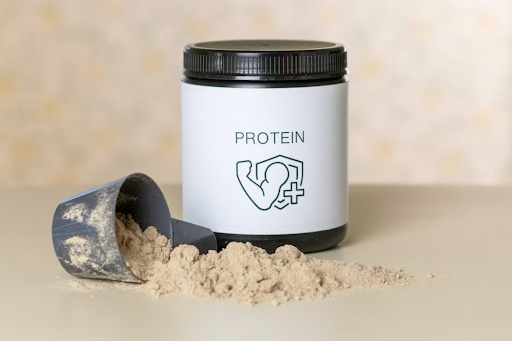 Chocolate-flavored protein supplement with its packaging and a scoop